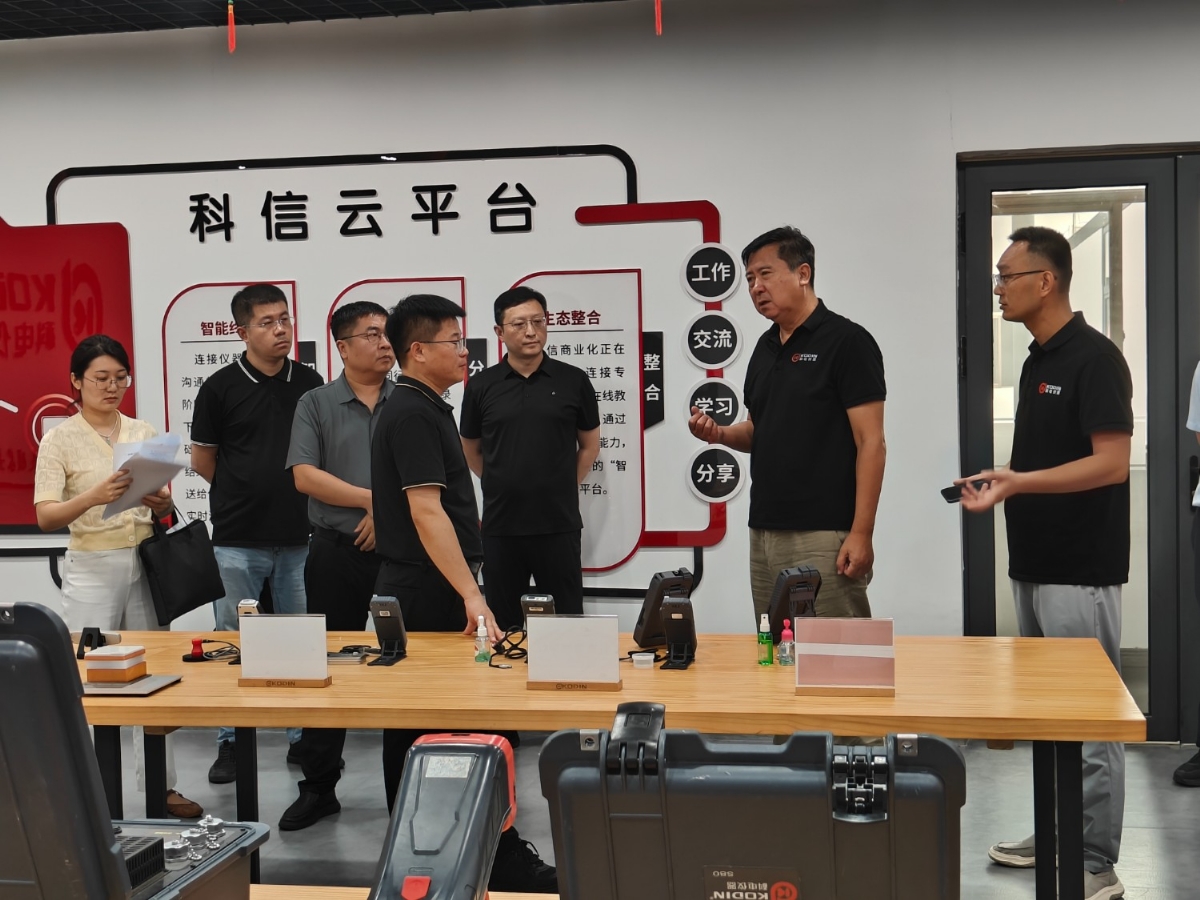 市大數(shù)據(jù)局局長李家亮一行蒞臨科電儀器調(diào)研指導(dǎo)